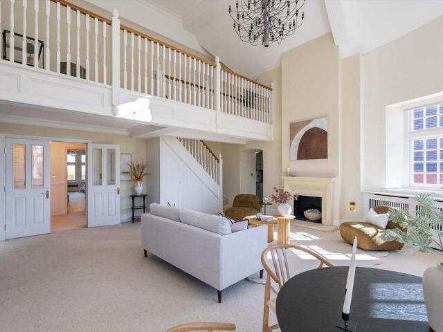 Apartment for rent in Blackhills, Surrey