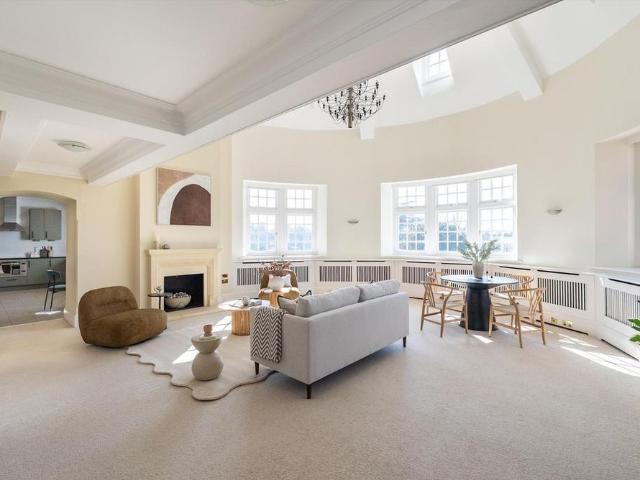 Apartment for rent in Blackhills, Surrey