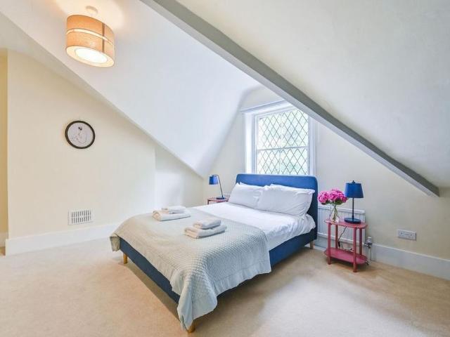 Apartment for rent in Queen's Park, Greater London