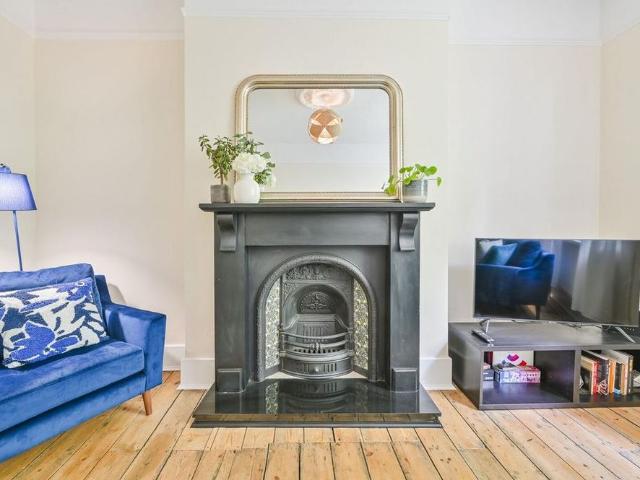 Apartment for rent in Queen's Park, Greater London