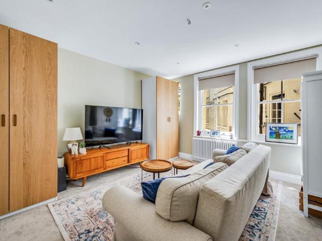 Apartment for rent in West Kensington, Greater London