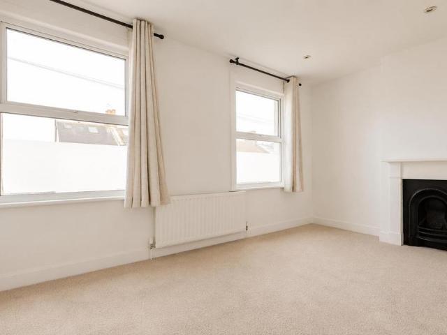 Apartment for rent in London Borough of Merton, Merton Park