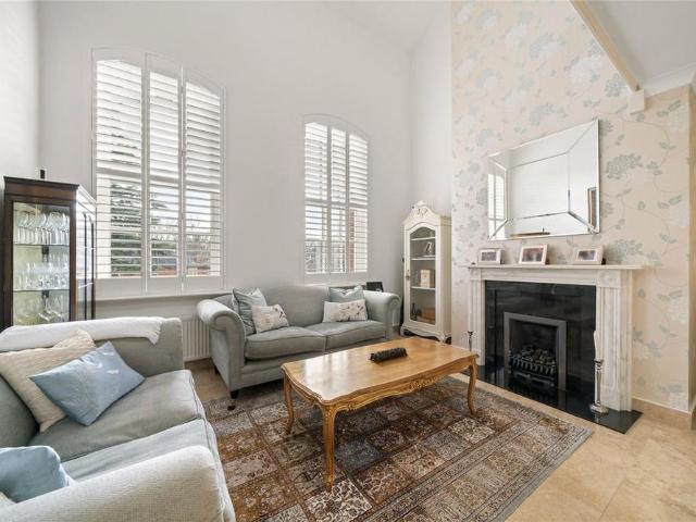 Apartment for rent in Blackhills, Surrey