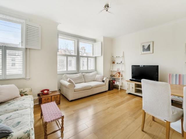Flat for rent in Earlsfield, Greater London