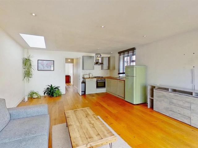 Flat for rent in London Borough of Merton, Collier's Wood