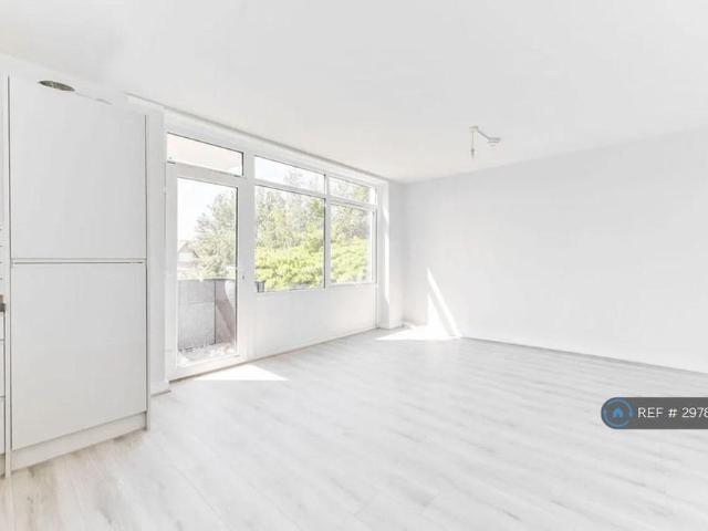 Apartment for rent in London Borough of Croydon, Waddon