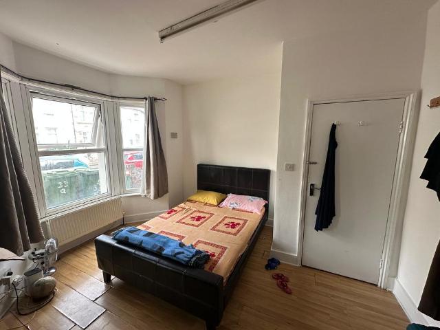 Flat for rent in Plashet, Greater London
