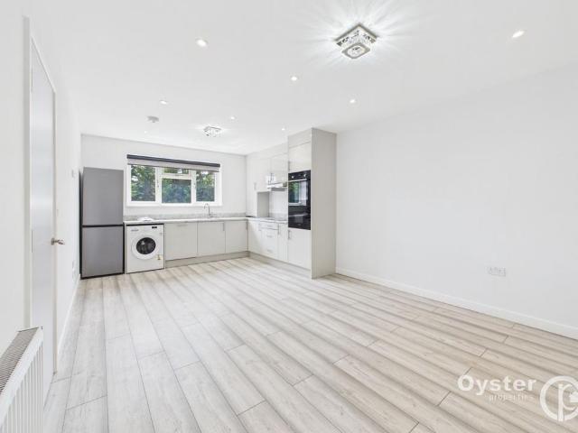 Flat for rent in Little Stanmore, Greater London