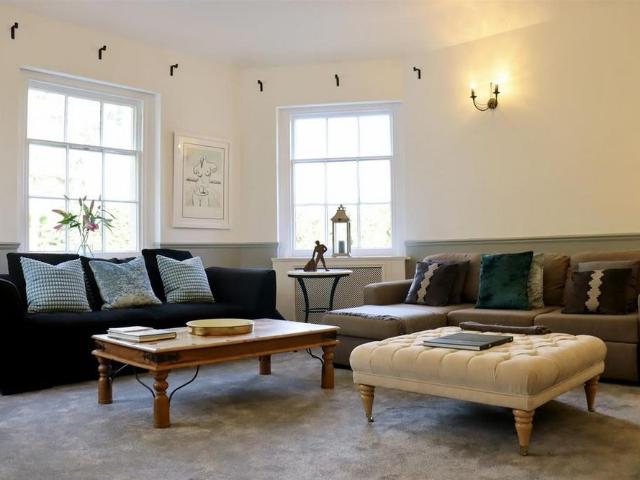 Apartment for rent in Row Town, Surrey