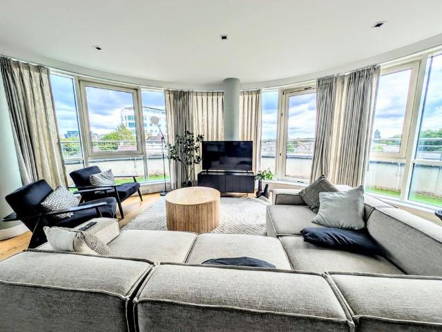 Apartment for rent in London Borough of Hounslow, Strand