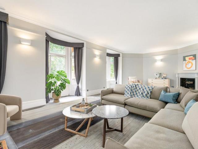 Flat for rent in Kensington, Greater London