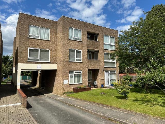Flat for rent in Longlands, Greater London