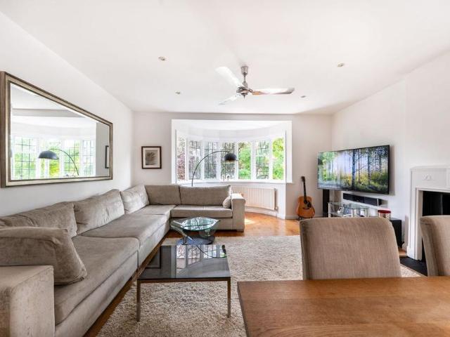 Apartment for rent in Queen's Park, Greater London
