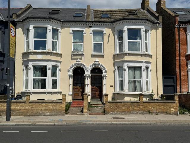 Flat for rent in Furzedown, Greater London