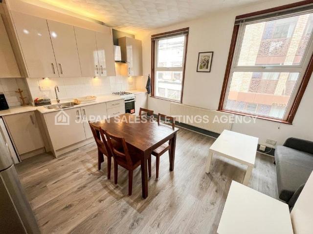 Flat for rent in London Borough of Ealing, Greater London