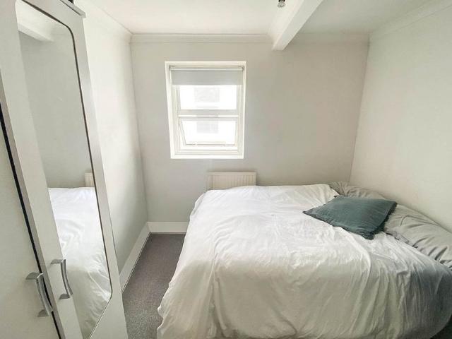 Apartment for rent in Queen's Park, Greater London