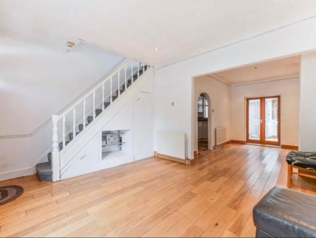 Apartment for rent in London Borough of Merton, Collier's Wood