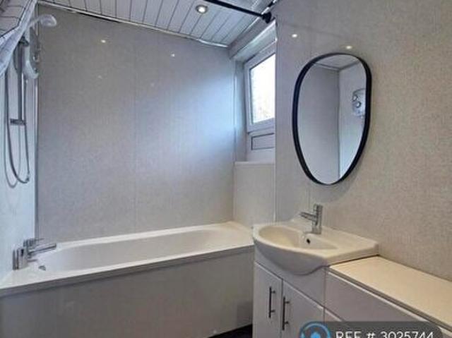 Apartment for rent in Croftfoot, Scotland