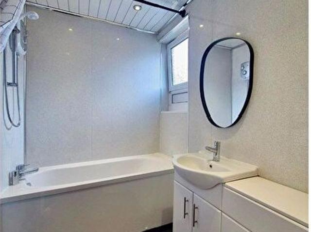 Apartment for rent in Croftfoot, Scotland