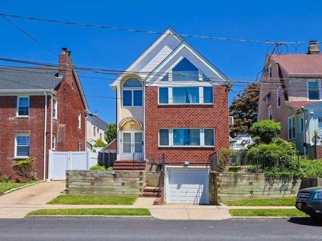 House for sale in Queens, Arverne