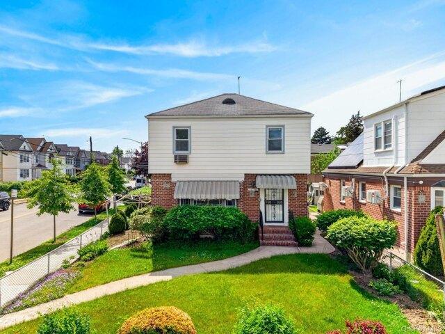House for sale in Queens, Arverne