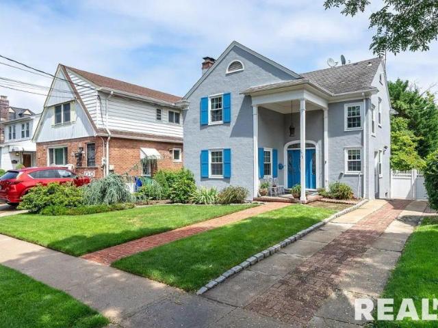 Townhouse for sale in Queens County, New York