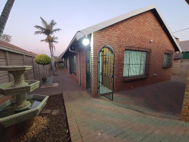 Room for rent in Waterkloof, Gauteng
