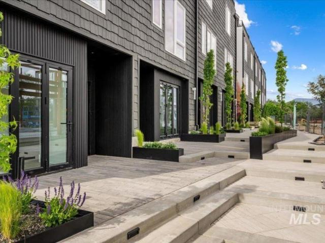 Townhouse for sale in Garden City