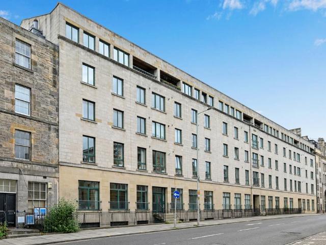 Flat for sale in Lauriston, Scotland