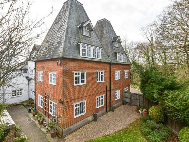 Flat for sale in The Bridge, Kent