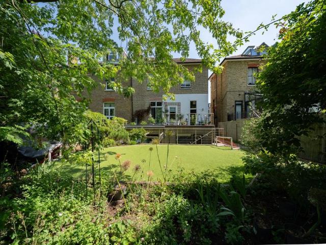 Flat for sale in Brondesbury, Greater London