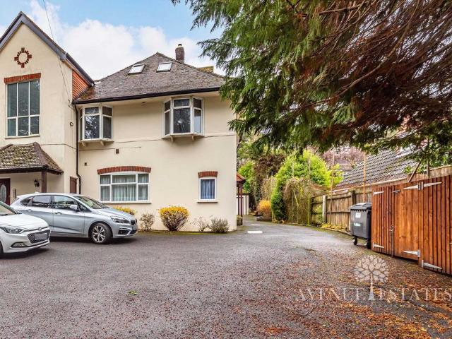Flat for sale in Holdenhurst, Bournemouth
