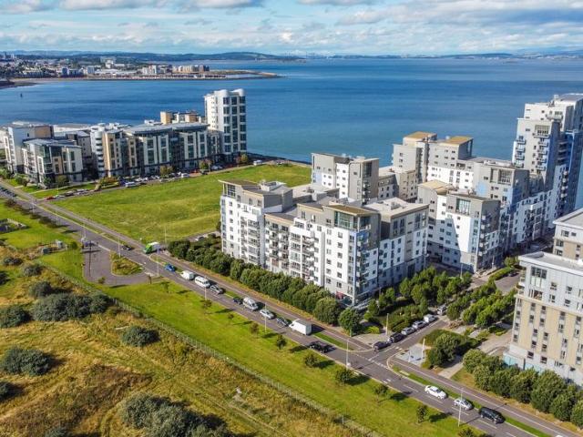 Flat for sale in Newhaven, Leith