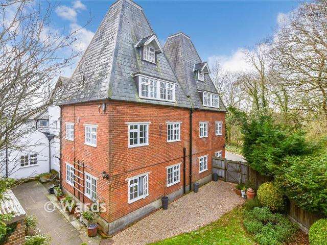 Flat for sale in The Bridge, Kent