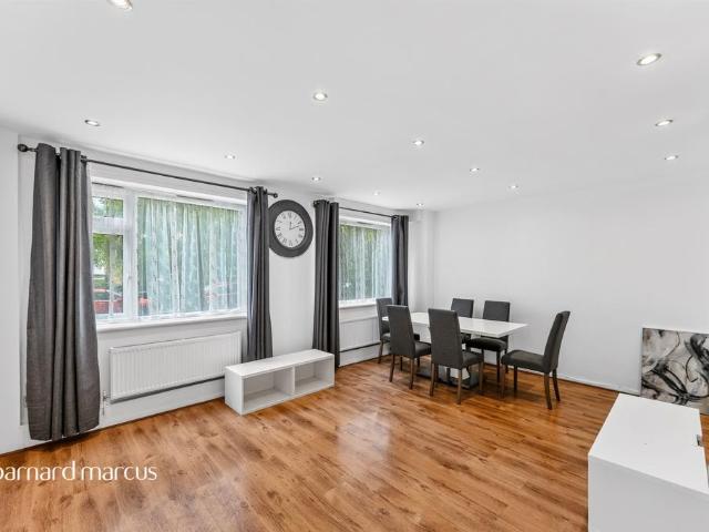 Flat for sale in Furzedown, Greater London