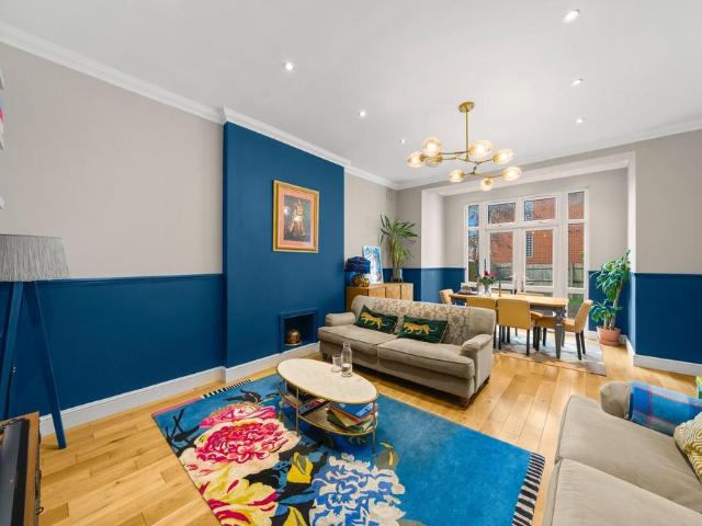 Flat for sale in Kilburn, Greater London