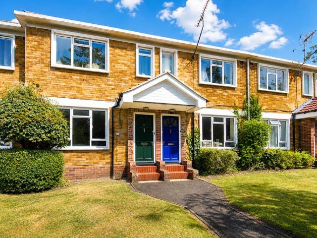 Flat for sale in Heol-las, Surrey