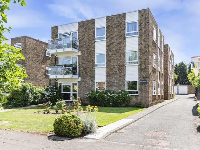 Flat for sale in Longlands, Greater London