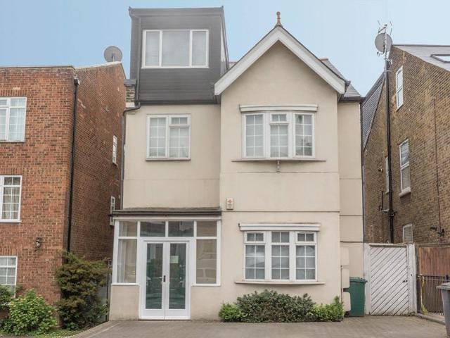 Flat for sale in Hendon, Greater London