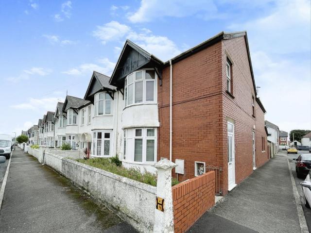 Flat for sale in Porthcawl, Nottage