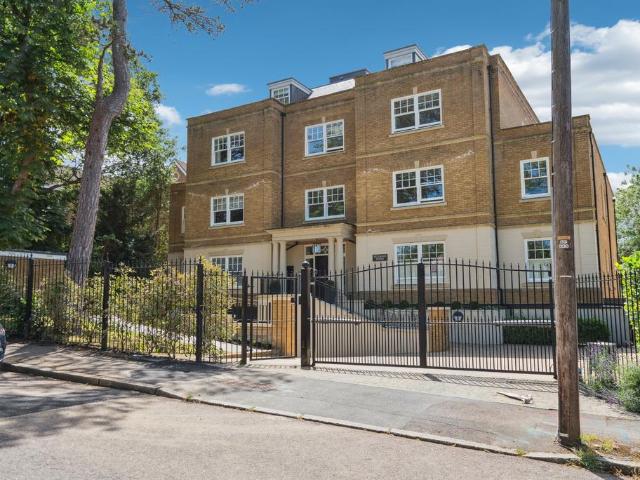 Flat for sale in Batchworth