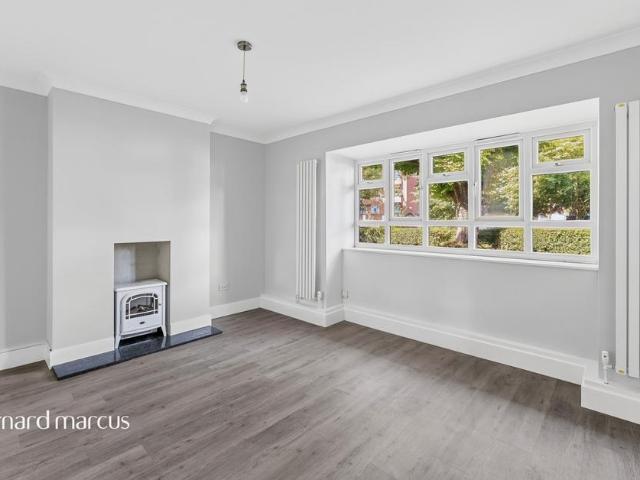 Flat for sale in Furzedown, Greater London