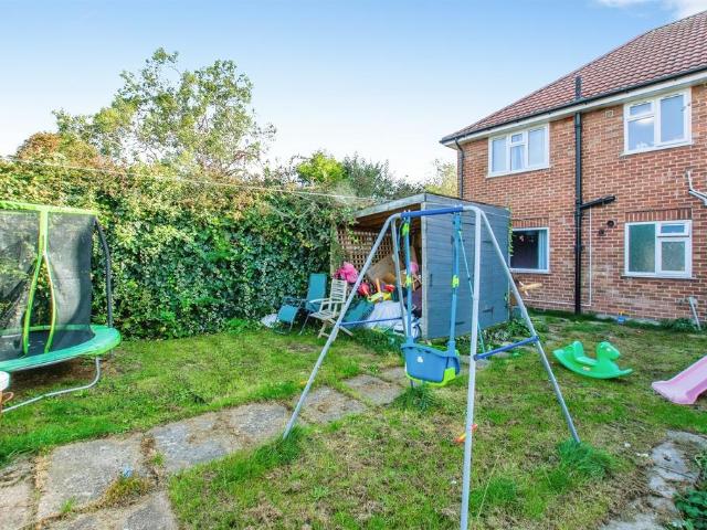 Flat for sale in Bladon Estate, Boston