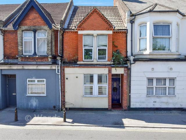 Flat for sale in Brompton, Gillingham