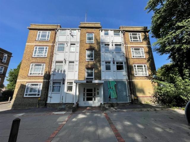 Flat for sale in Charlton, Greater London