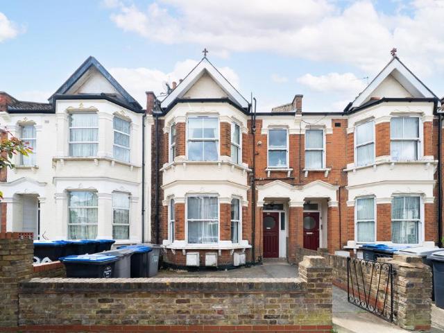 Flat for sale in Harlesden, Greater London