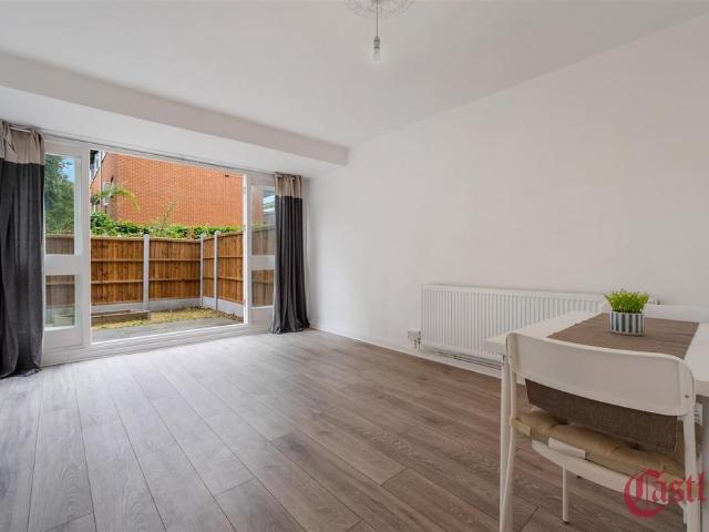 Flat for sale in South Hackney, Greater London