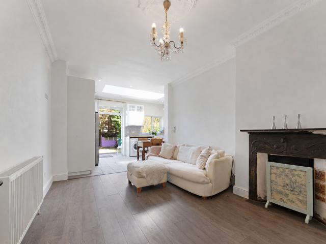Flat for sale in Golders Green, Greater London
