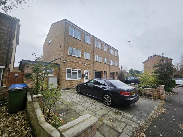 Apartment for rent in Horn Park, Greater London