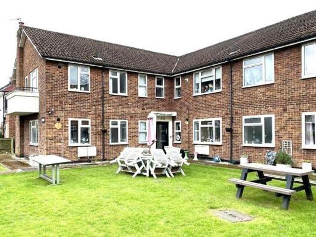 House for sale in Chessington